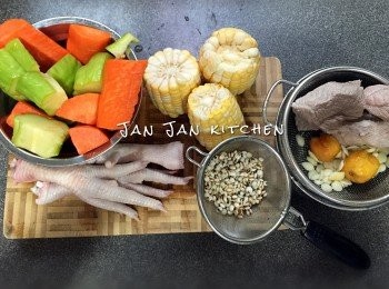 step1: 紅蘿蔔佛手瓜去皮切件，<a href="https://bit.ly/3kLFTWO" target="_blank" data-keyword="雞腳" class="guide-link"><strong>雞腳</strong></a> <span style="display:inline-block;vertical-align:middle;margin-top:-3px;color:initial;border-radius:3px;padding:2px 3px;font-size:12px;line-height:14px;background:#87d300;color:#fff;">即買</span> 刷乾淨，不要斬腳趾，因會漏油脂，吃時除去便可。瘦肉切大件與<a href="https://bit.ly/3kLFTWO" target="_blank" data-keyword="雞腳" class="guide-link"><strong>雞腳</strong></a> <span style="display:inline-block;vertical-align:middle;margin-top:-3px;color:initial;border-radius:3px;padding:2px 3px;font-size:12px;line-height:14px;background:#87d300;color:#fff;">即買</span> 一同出水沖淨備用。薏米、南北杏、蜜棗略洗。粟米切件。