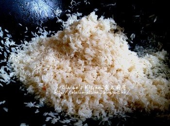 step10: 餘下鑊中的蒜油加入白米炒至乾身 , 加少許鹽及1杯份量雞湯拌勻炒數分鐘