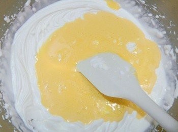 step8: 將打發的蛋黃加入鮮奶油中攪扮均勻