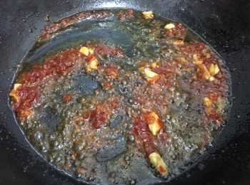 step15: 加入2湯匙豆瓣醬
蒜頭炒勻