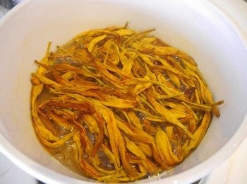 step1: *金針川燙2分鐘撈起，洋蔥切絲。