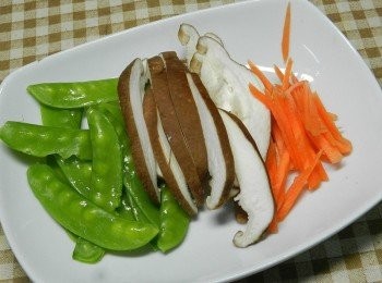 step2: 香菇切片、紅蘿蔔切絲、荷蘭豆撕去絲與頭