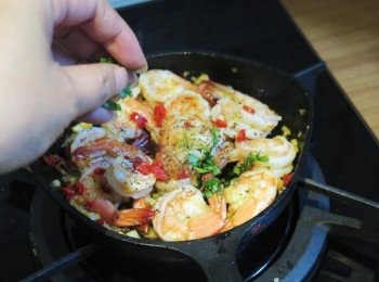 step7: 熄火前再撒上蘿勒粉和蘿勒碎即完成