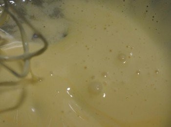 step1: 蛋黃+糖用打蛋器攪拌泛白且有摺疊痕跡的程度 加入玉米粉用刮刀混合均勻