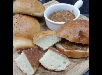 step6: 完成的海鹽麵包，可做各種搭配
配上義大利肉醬，在家也很有義大利的感覺歐！