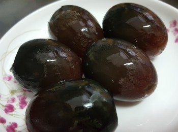 step2: 皮蛋去殼用食用水洗淨