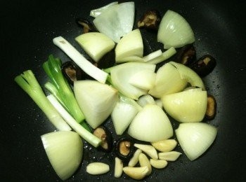 step6: 待聞到洋葱、乾香菇和葱白的香氣後，放入步驟1的蒜頭續炒（蒜頭炒太久會變苦，所以現在才放）。