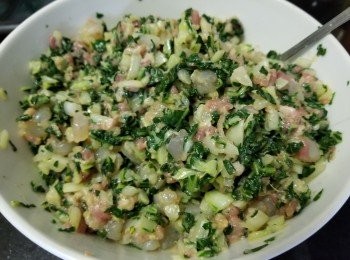 step9: 將蝦粒，豬肉放入白菜再加入，雞粉，糖，麻油，大地魚粉，生抽，胡椒粉，生粉撈好攪拌好後，最好放入雪櫃冷凍 45 分鐘後才取出