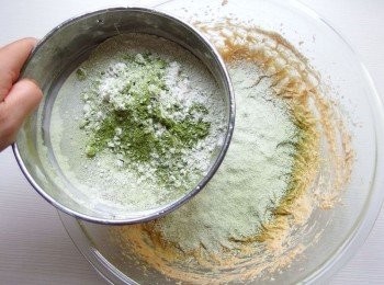 step4: 將已混合過篩的粉類二次過篩後加入。並用橡皮刮刀好好攪拌均勻。