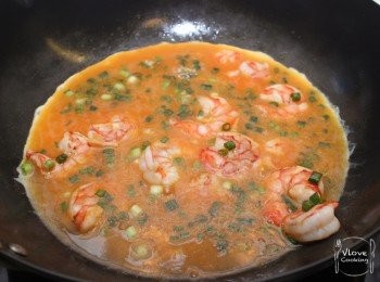 step4: 轉小火倒入雞蛋輕力拌炒直到呈半固體狀, 然後熄火用餘熱繼續輕力拌炒直到雞蛋熟透