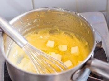 step10: <span class="group_2">酸忌廉檸檬內餡</span>關火，之後加入牛油及檸檬皮屑拌勻，放涼大約 10 分鐘（緊記要留下一半檸檬皮屑放於<span class="group_3">批面</span>用）