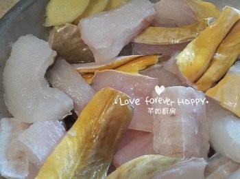 step1: 門鱔洗淨, 用廚房紙印乾及切件, 用少許鹽醃一會