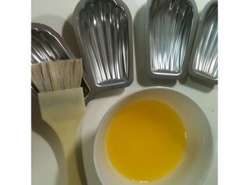 step10: 將步驟2的融化奶油，先薄塗一層在烤模上。