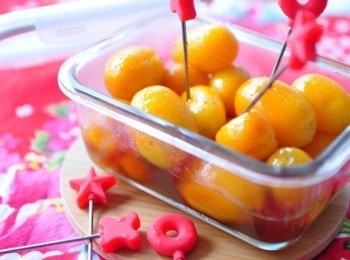 step3: 將煮好入味的蜜梅金桔放入樂扣樂扣長形保鮮盒放涼，熱熱的吃也好吃，還可以泡茶喝喔!