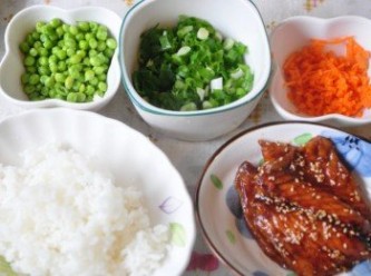 step1: 備料:有機米飯、蔥花、豌豆仁、紅蘿蔔丁、蒲燒鯛魚片