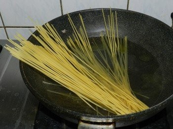 step2: 起一鍋熱水，加入些許橄欖油與鹽，下麵煮九分熟(8-10)分
