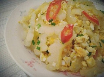 step2: 先開小火熱鍋，接著倒入橄欖油，再放入苦瓜片小炒一下，再倒入水汆燙一下，釋放苦味；慢火炒香鹹蛋黃，加入蒜頭、蔥珠、辣椒爆香快炒，再加入少許糖、塩炒勻；