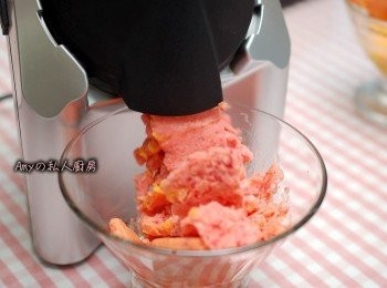 step3: 開啟機器放入草莓,馬上變草莓水果冰淇淋