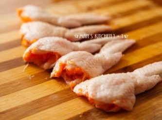 step4: 用小湯匙把明太子塞到雞翅裡面，再用190度的溫度烤10~15分鐘就完成了。