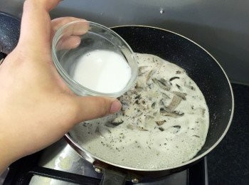 step4: 加鹽同黑胡椒調味，之後加麵粉芡到適合濃厚度就可以。