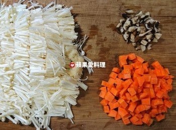step2: 紅蘿蔔切丁、香菇切丁、金針菇撥開後切小段，放入內鍋。