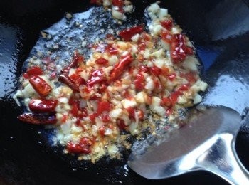 step3: 大火 下佐料 爆炒香 聖子下鍋 加生抽 蠔油 鹽 糖 炒熟起鍋 完成～