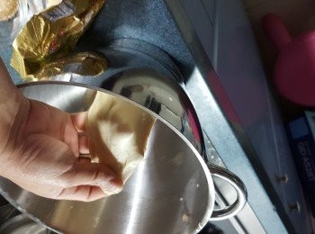 step2: 可拉出透明薄膜,麵糰用盤裝起用保鮮紙蓋上待發酵2倍(大約80分鐘).天氣冷可以用一杯熱水,麵糰可以一齊放入焗爐(唔好開火)蓋上門裡發酵.