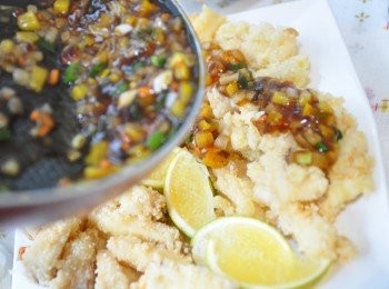 step6: 將梅膏糖醋醬汁淋至炸鮮魷上