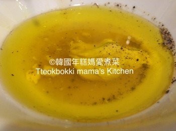 step3: 把法式芥末、蜜糖、橄欖油、蘋果醋、適量鹽及黑胡椒粉一起拌勻備用。