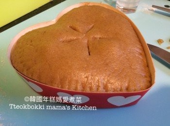step5: 用叉圍著批邊輕輕按壓，用刀在批中間刺孔，放入已預熱焗爐焗大約30分鐘