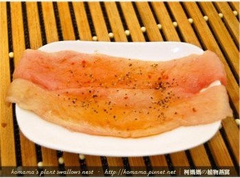 step2: 虱目魚肉片淋上紅椒麻辣黑菇醬的醬汁與胡椒粉來入醃。