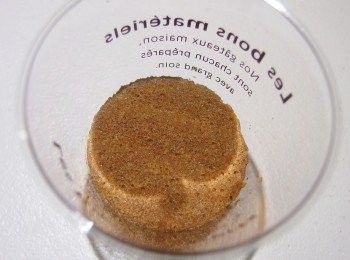 step9: [提拉米蘇]我喜歡戚風蛋糕體的口感,或使用市售的義大利手指餅乾亦可。使用戚風蛋糕體時可依使用的容器切割出各種形狀及大小。先將濃縮咖啡及咖啡酒混合備用。