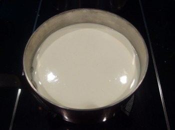 step3: <span class="group_3">草莓奶酪</span>製作:將鮮奶及鮮奶油和糖倒入鍋裡稍加攪拌,用小火煮至鍋子邊緣開始產生細小泡泡時(溫度約達到80-82度c),代表快沸騰時即可熄火。