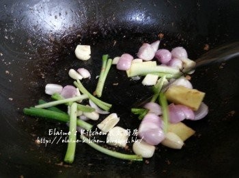 step4: 原鑊爆香乾蔥頭 , 蒜頭 , 蔥白有香味後 , 加入洋蔥炒數分鐘至微軟