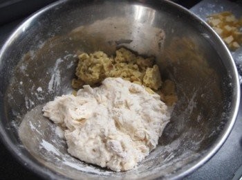 step2: 除牛油外將麵團所有材料同薯蓉一起搓至有筯膜,再加牛油搓至有薄膜,用保鮮紙或濕布蓋好發酵至二倍大