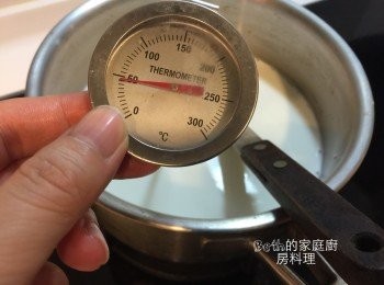step4: 鮮奶600cc倒入湯鍋中以小火加熱至40-45度後熄火，過程中要用湯勺攪拌避免鍋底燒焦