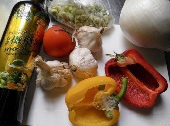 step1: 備好材料，洋蔥、甜椒切絲，蕃茄切塊狀或圈狀。毛豆事先煮燙過~
