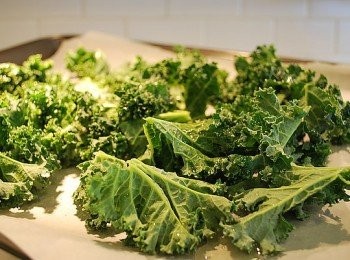 step1: 將kale洗淨，務必擦乾，摘除硬梗，掰成入口大小