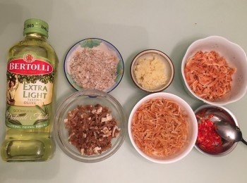 step2: 把蝦米，金華火腿，蒜頭，指天椒切碎