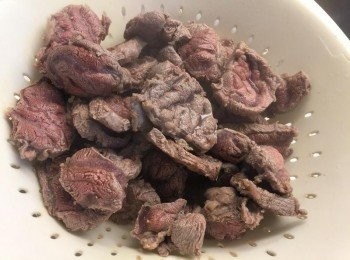 step2: 熱水燙牛肉塊至出血水