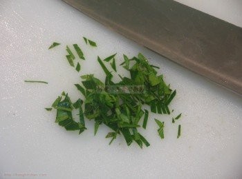 step7: 將泰國酸柑葉切幼絲(其实不切也可以），備用。