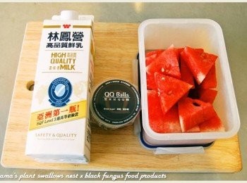 step1: 準備黑木耳露、西瓜、鮮奶與黑木耳QQ圓等<span class="group_1">食材</span>。