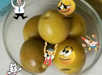 step2: 為咗每粒梅都浸到糖水.......加糖水後放上一個細碗.....再蓋上蓋...但不耍擰得太實........留點縫隙才不會因太熱而發酵。..將梅子浸24小時.........同時亦準備第二次糖水....水份同第一次一樣....但冰糖就要加到大半包....放涼備用.....將第一次糖水倒掉不要......放入第二次糖水....同樣放入一個細碗蓋上蓋....也不要擰得太實.....同時準備第三次糖水....今次份量一樣......放涼備用...將第二次糖水倒出.....今次糖水可留來飲用....(很好味)..