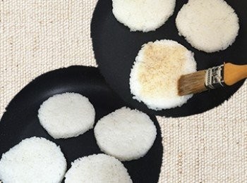 step7: 開小火塗上薄薄的油後將米餅兩邊煎至稍微焦黃後塗上薄薄的日式醬油。