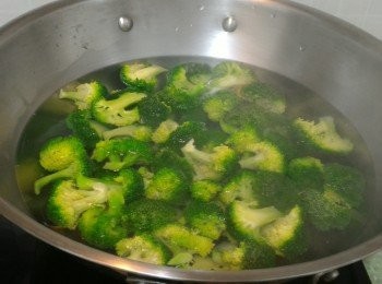 step1: 西蘭花加鹽，水煮3分鐘。