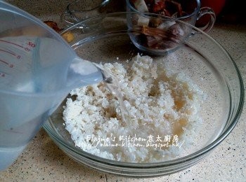 step2: 白米洗淨放入大碗內 , 加入少許鹽及油拌勻 , 加入水浸過面靜待30分鐘