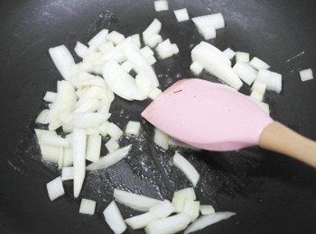 step2: 同一鍋放入奶油.洋蔥末及蒜末炒出香氣~