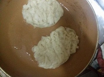 step7: 放油入鍋燒熱後加入蘿白絲整型煎至兩面金黃色