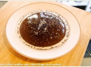 step5: 最後淋上些許鮮奶與芝麻粉來增味，立馬變成一道夏日清涼又養生的健康甜品。