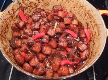 step9: 當炒至豆干體積變小,醬汁都融入豆干裡,試吃一口再依個人喜愛的口味,鹹度(醬油)及甜度(糖),麻辣度則可增加辣椒粉及花椒粉的用量。最後熄火放涼可讓豆干更入味及口感變Q彈。